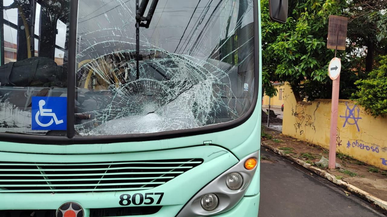 Foto 3 de 3 — Ciclista ‘entra’ na contramão em avenida e é atropelado por ônibus em Araraquara